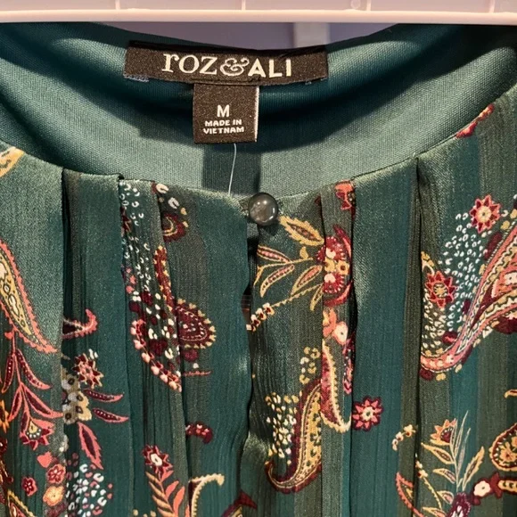 Roz & Ali Size Medium Green, Burgundy, and Taupe Top - Picture 2 of 4